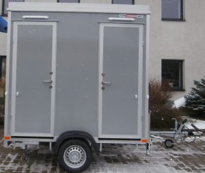 Toilettenwagen im Transportmodus