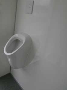 Urinal in der Herrenkabine